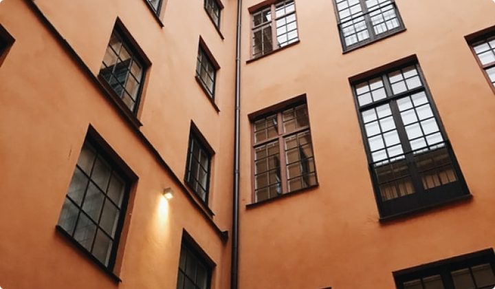 Byggnad med fönster